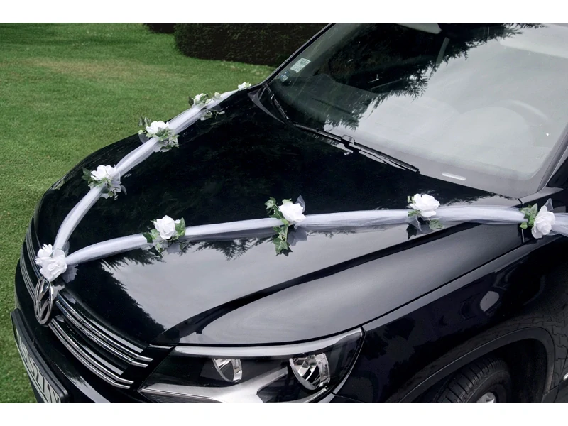 Girlanda na auto biela s bielou ružou a brečtanom